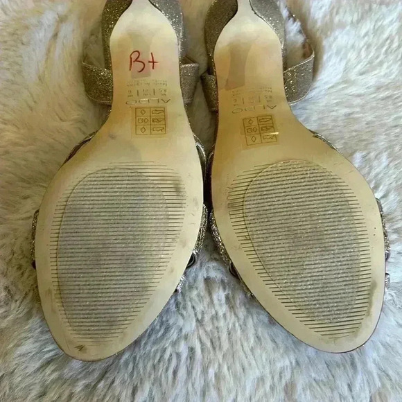 🏷️ SALE Like  New Aldo Gold Sling back sandals. - Picture 4 of 8